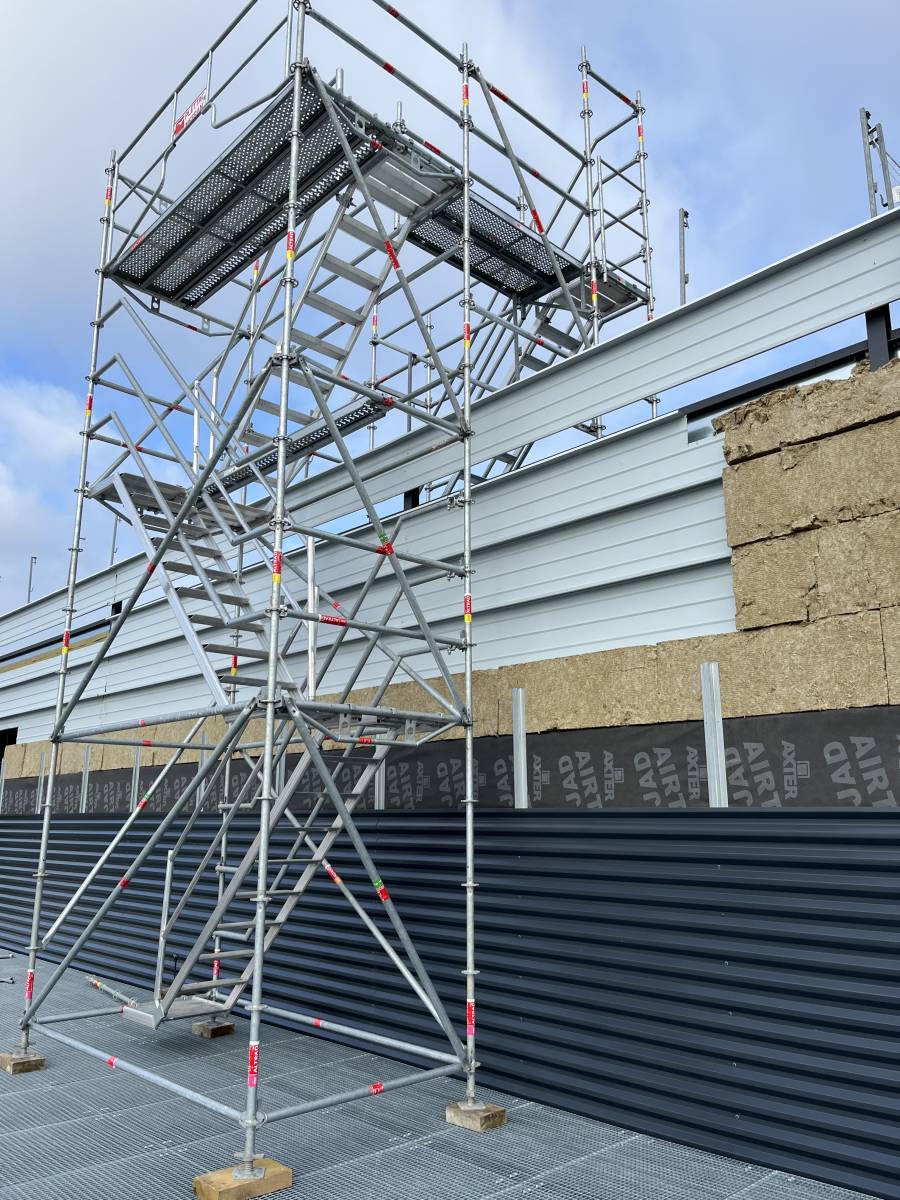 L'intérêt de Louer une Tour d'Accès Escalier pour les Chantiers du BTP et la Maintenance Industrielle