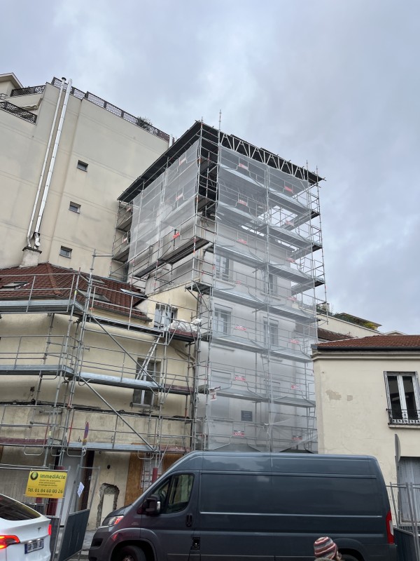 Location et Montage d'un échafaudage avec toit parapluie à BOULOGNE BILLANCOURT